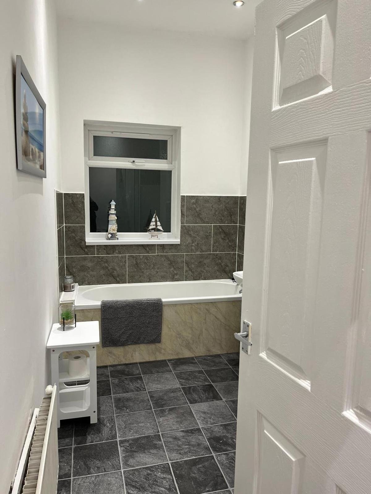 Large Ground Floor Apartment - South Shields - 3 Minutes From South Tyneside Hospital, 8 Minutes From Beach Ngoại thất bức ảnh