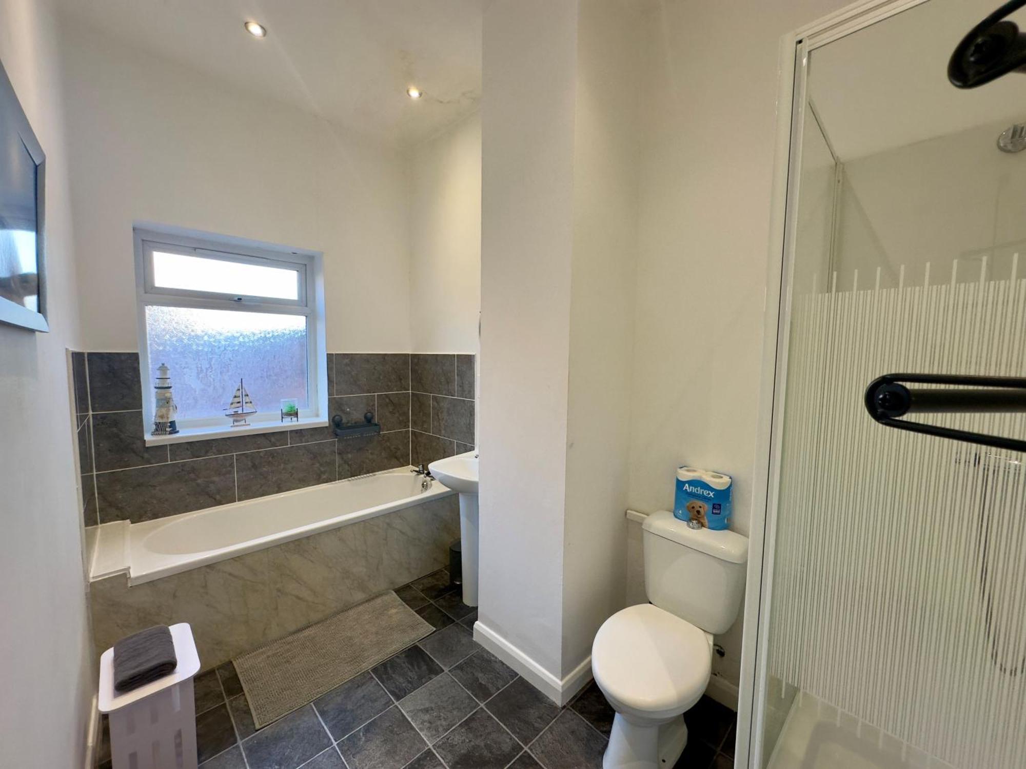 Large Ground Floor Apartment - South Shields - 3 Minutes From South Tyneside Hospital, 8 Minutes From Beach Ngoại thất bức ảnh